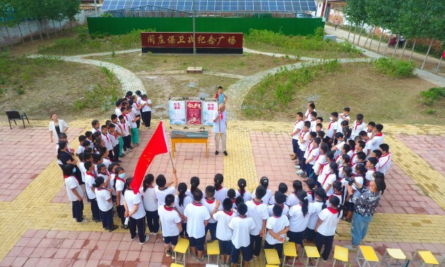 2022年7月6日，山东省聊城市，在茌平区菜屯镇阚庄村的阚庄保卫战纪念广场，阚庄保卫战亲历者王光木老人，为小员工们讲述抗战故事，展示大刀、长矛。